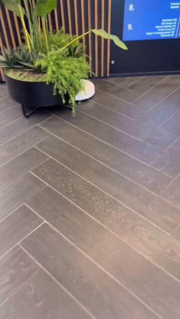 Tammsaare Ärikeskuse mitmesaja m2 fuajeed puhastab ja peseb juba teist kuud Schbot F1 HERO!
Soeta või rendi ka enda ärihoonesse/restorani/kontorisse/hotelli vms! Mehitamata abiline säästab ettevõtte raha tööjõukuludelt ja loob esindusliku välimuse 24/7/365.
See mudel näiteks töötab igapäev kell 12:00 kui siin on tihe liiklus, et hoida põrand puhas ja teeb teist korda kell 19:00 õhtul kui maja kinni läheb, et hommikuks kõik puhas oleks. Võta meiega ühendust ja küsi pakkumist. 

#schbot #schbotf1 #schbotf1hero