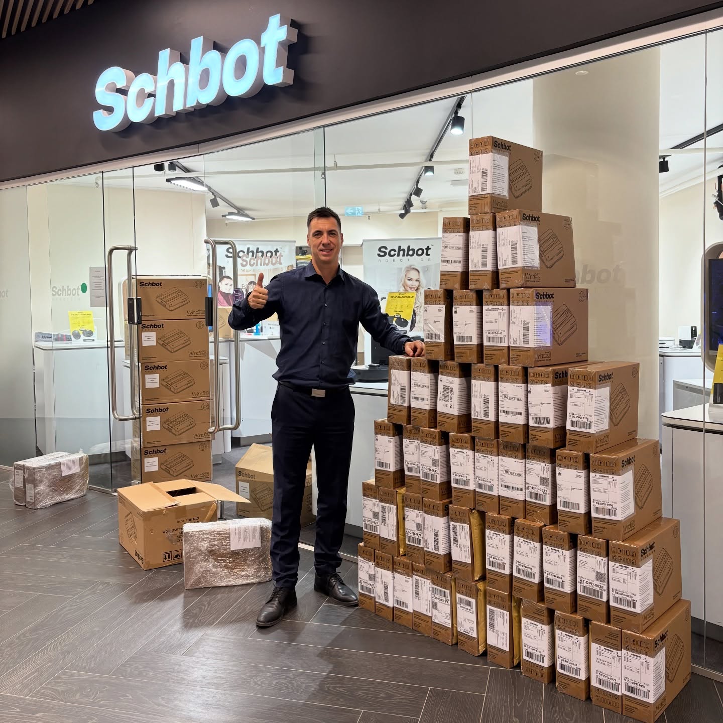 Andmise rõõm on ju see kõige suurem rõõm!👌🏽Kingitusteks läheb megalt roboteid. Kaubanduskeskustes parklad on ääreni täis ehk siis ärge seda võimalust käest laske! Aga kes keskusesse ei satu siis saab e-poest ära tellida!#schbot