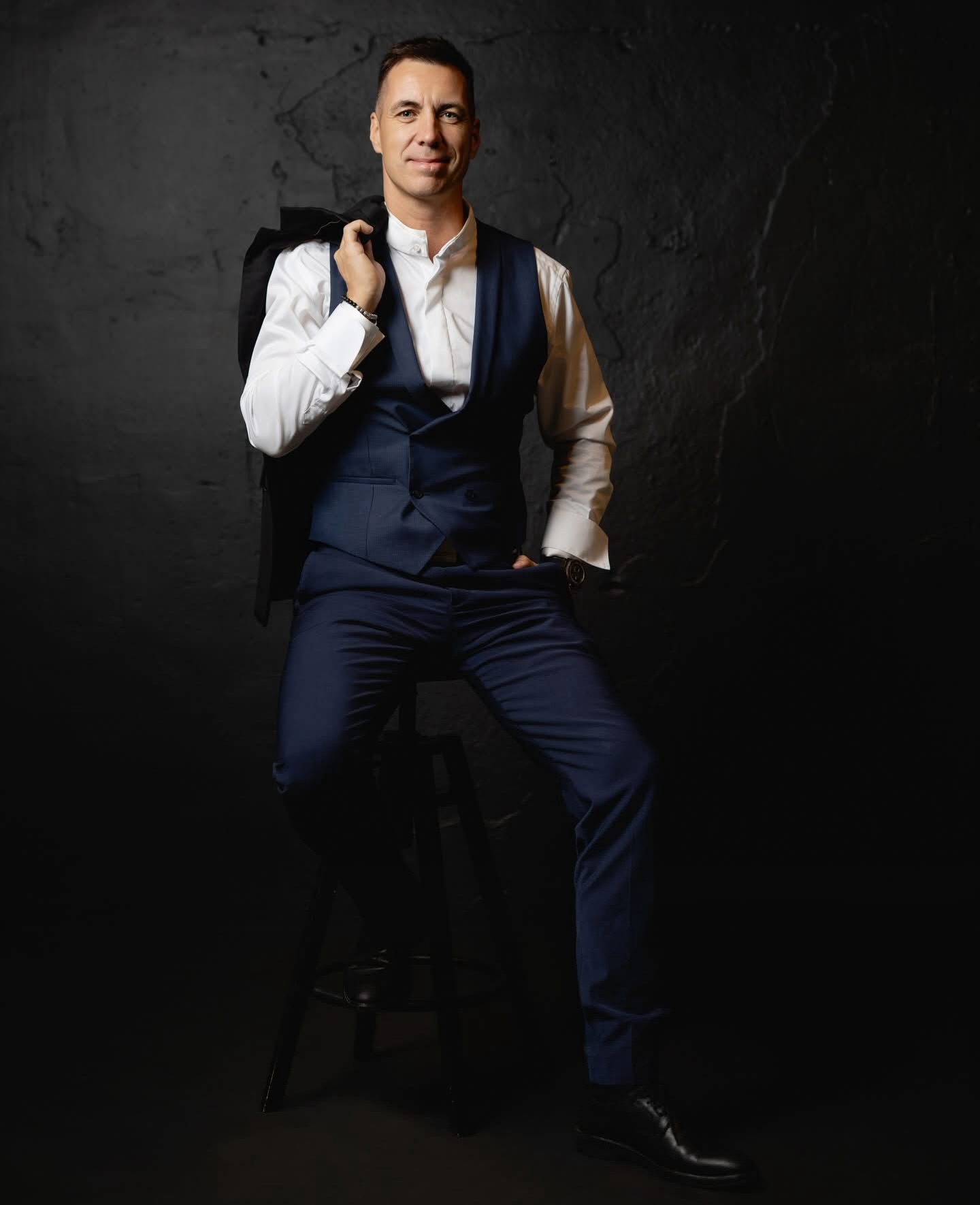 See aasta on olnud vaatamata keerulisele ajale edukas! Tänu teile head kliendid!🙌🏼Me müüsime sel aastal Schboti robotitest koduabilisi ~2M€ eest ehk üle 4000 roboti. See on päris ilus tulemus arvestades, et tegeleme luksustoodete segmendis ning pakume tooteid, mida pole ehk vaja ilmtingimata soetada kui ajad on raskemad. Aga samas näeme, et inimesed jällegi leiavad, et robotist tulenev kasu aja ja raha säästmise osas kaalub üle selle ostusumma. Sest raha saab alati teenida aga aega juurde osta ei saa 🕰️Meil on head kliendid, kes teevad ka tublisti kordusoste, meil on head koostööpartnerid ja tublid töötajad 🌟See on hea retsept eduks! Boonusena tulime turule ka uue robotiga, mille nimeks F1 Hero, mis ise peseb oma mopid ära ja vahetab vett ja räägib täitsa Eesti keeles! 🏎️🦸🏻‍♂️🇪🇪Head vana-aasta lõppu ja uuel aasta uue hooga päikesele ring peale 💫🚀🍾🥂Ja 2026 tuleb kindlasti parem igas mõttes! 🤝🏼🫶🏻#schbot