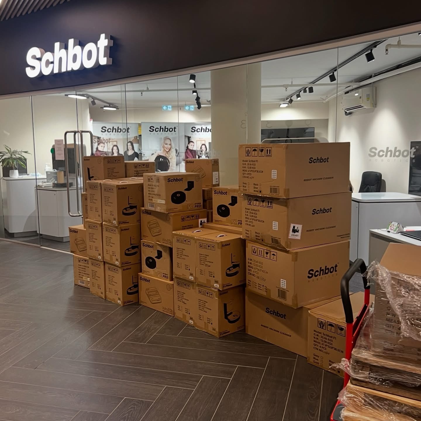 Kevad ja naistepäev on kohe käes ja inimesed juba soetavad koduabilisi! Kõige populaarsemad on hetkel aknapesurobotid ja pesemisfunktsiooniga robottolmuimejad 😍

Tule ja soeta endale ka: 
https://schbot.ee/e-pood/

#schbot