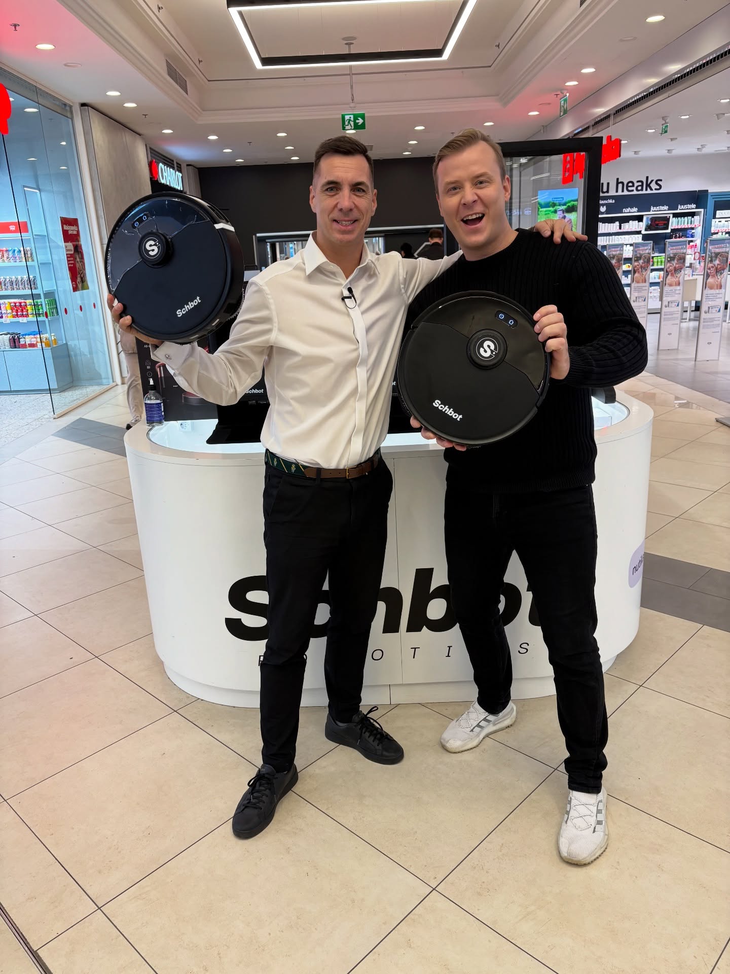 Näitasime Jaanusega uut robottolmuimejat Schbot F1 Hero Eesti inimestele 🤩
Väljamüük Schboti lettides! Tule ja saa endale hea hinnaga robotid kevadpuhastusteks! 

#schbot #schbotf1hero #kodustiil