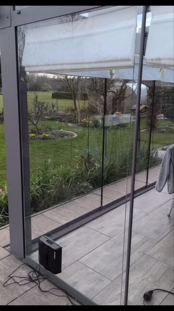 Klient Saksamaalt tegi videoarvustuse: “Väga rahul puhastusega horisontaalsetel klaaspindadel.”

Sisu:
Aknapesurobot töötab suurepäraselt. Vertikaalsed klaaspinnad (nt talveaias) saavad väga hästi puhtaks.

#schbot #schbotwindx3 #germany #fensterputzroboter