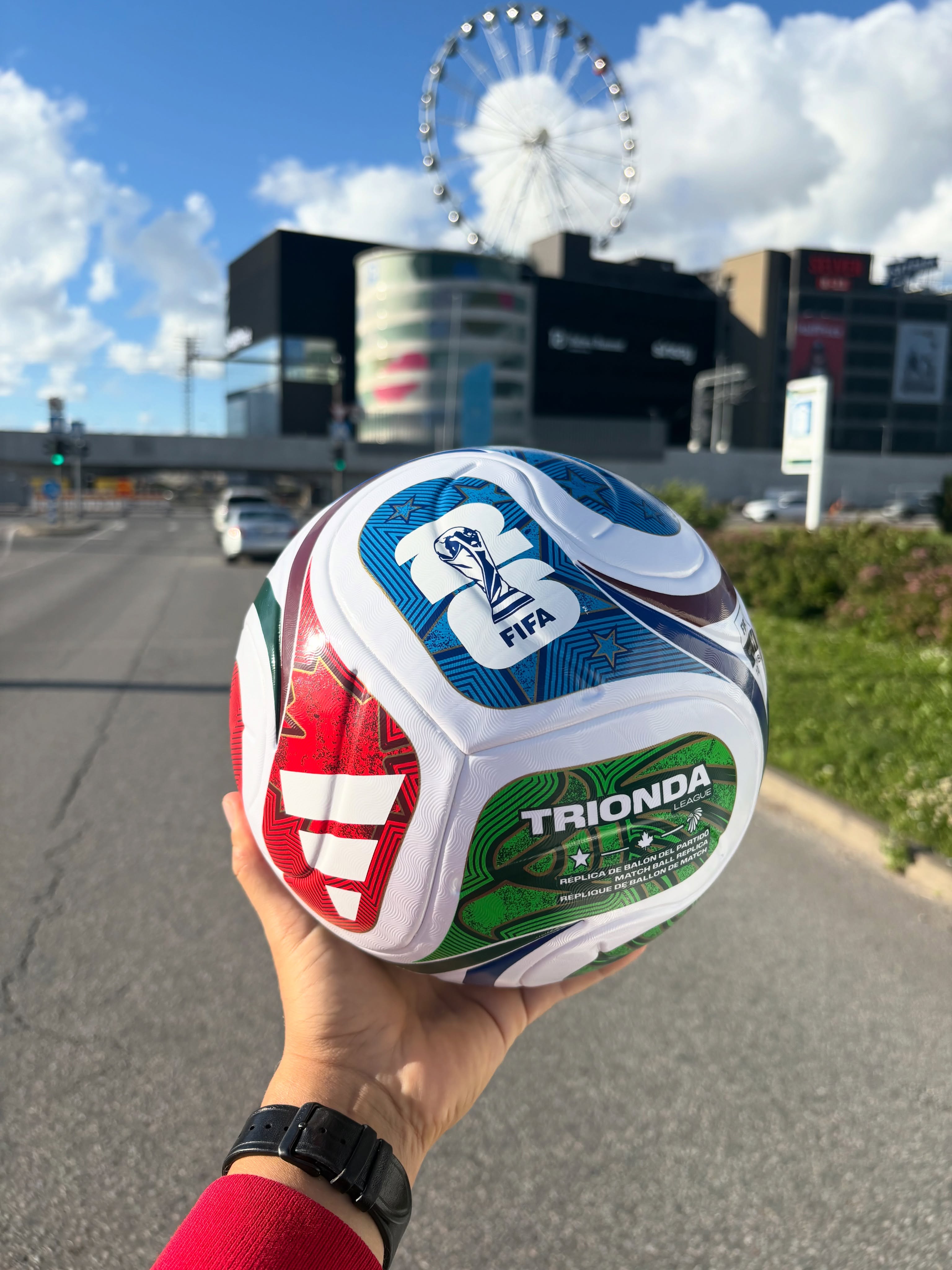 Kas tahaksid võita endale FIFA2026 world cup jalgpalli? ⚽️ On siin jalkafänne? 🤩 Kui ise ei taha siis tagi kes tahaks 🤩

#fifa #FIFA2026 #jalgpall #schbot #replica